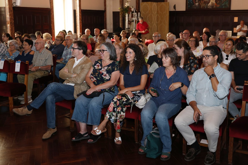 O livro “Arrábida – Entre a Cor e o Verso” foi apresentado no Salão Nobre dos Paços do Concelho