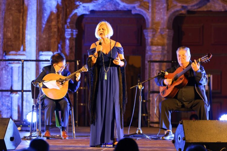 A edição 2025 do programa Fado em Setúbal encerrou com um espetáculo de gala no Largo de Jesus