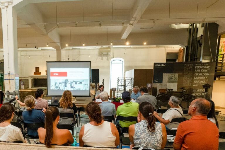 A sessão contou com a presença do vereador da Cultura, Pedro Pina, e reuniu moradores, investigadores e técnicos