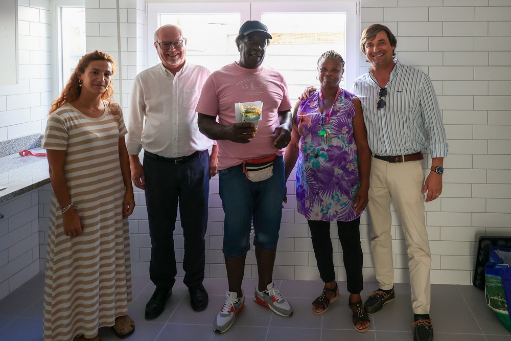 Com a entrega destas seis chaves, no Bairro das Manteigadas, já foram requalificadas e devolvidas aos inquilinos 90 habitações em 15 edifícios