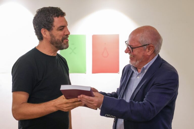 A Câmara Municipal de Setúbal iniciou a entrega de meia centena de exemplares às bibliotecas escolares do primeiro volume do Dicionário de História de Setúbal