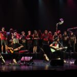 A atuação de Et Toi Michel contou ainda com a participação especial do coro comunitário Vozes da União