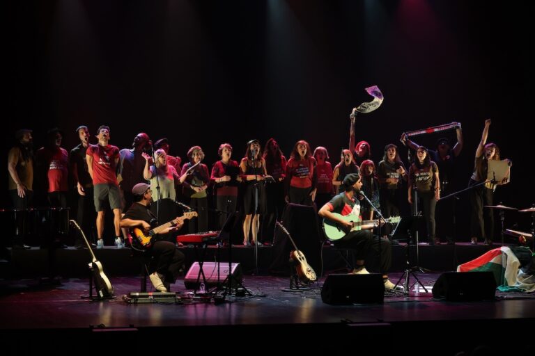 A atuação de Et Toi Michel contou ainda com a participação especial do coro comunitário Vozes da União