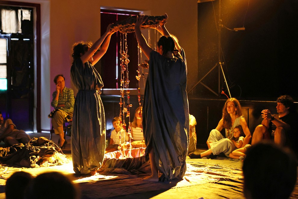 “Olha a Bruxa, Nicolau”, por UmColetivo