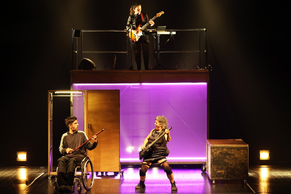 Circo, humor e música ao vivo estiveram juntos em “Revolución”, apresentado pela companhia Teatro sobre Ruedas