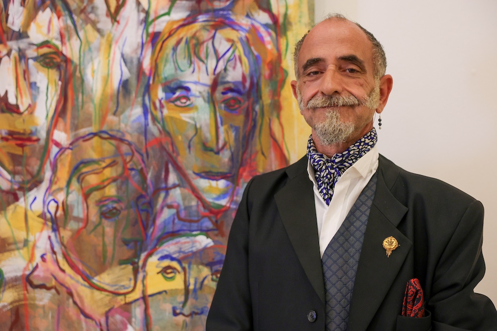 José Grazina tem formações em artes decorativas, desenho e pintura e Educação pela Arte