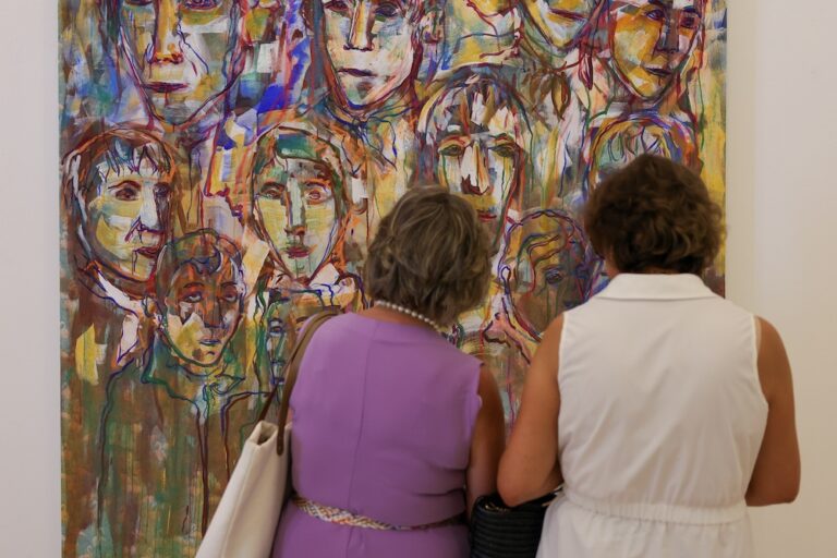 A mostra é um convite ao mundo da ilusão, onde cores, texturas e imagens transportam para uma atmosfera de paixão e descoberta