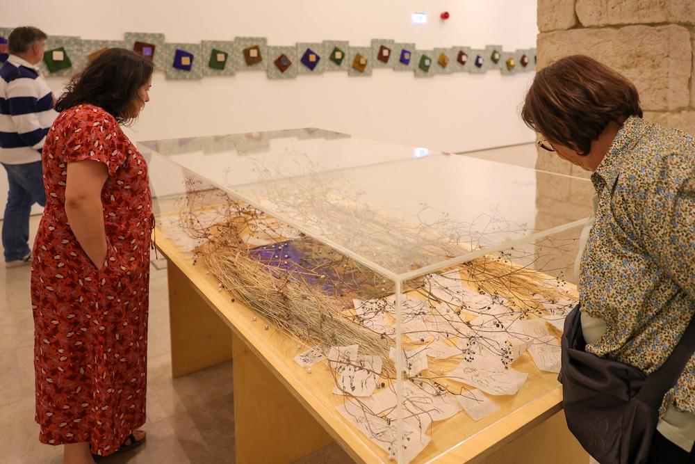 A mostra é um convite ao mundo da ilusão, onde cores, texturas e imagens transportam para uma atmosfera de paixão e descoberta