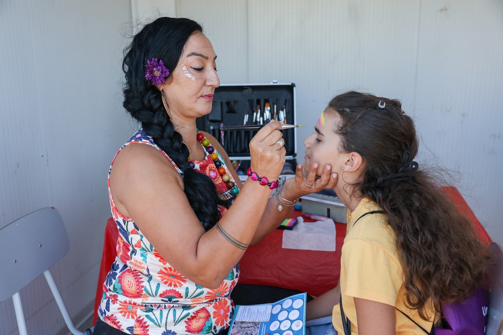 As crianças participaram em atividades como uma caça ao tesouro e pinturas faciais