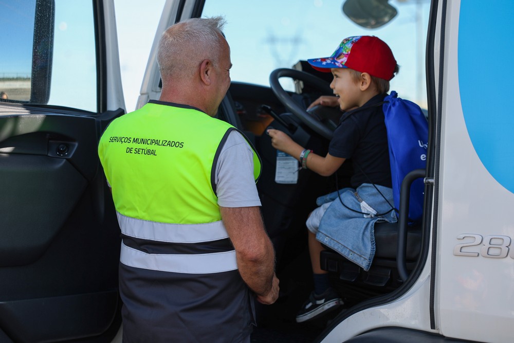 Crianças ficaram a conhecer vários veículos, como os da recolha de resíduos urbanos