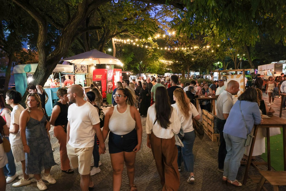 Doze carrinhas transformadas em cozinhas ambulantes disponibilizaram uma oferta gastronómica diversificada