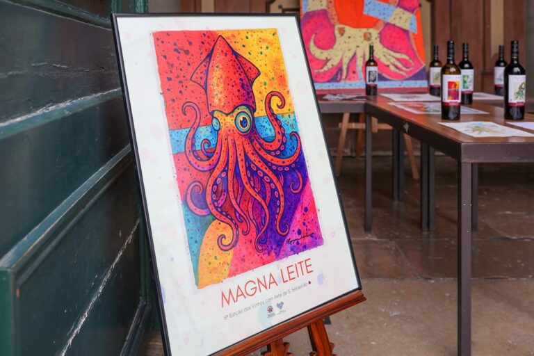 O choco setubalense inspirou a elaboração dos rótulos “Choco Chique” com diversos trabalhos artísticos