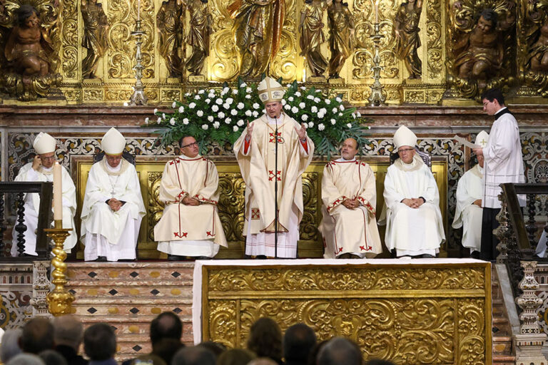 Na homilia, D. Américo Aguiar recordou que D. Manuel Martins foi o primeiro a dizer que “a Igreja existe para todos, especialmente para os últimos”
