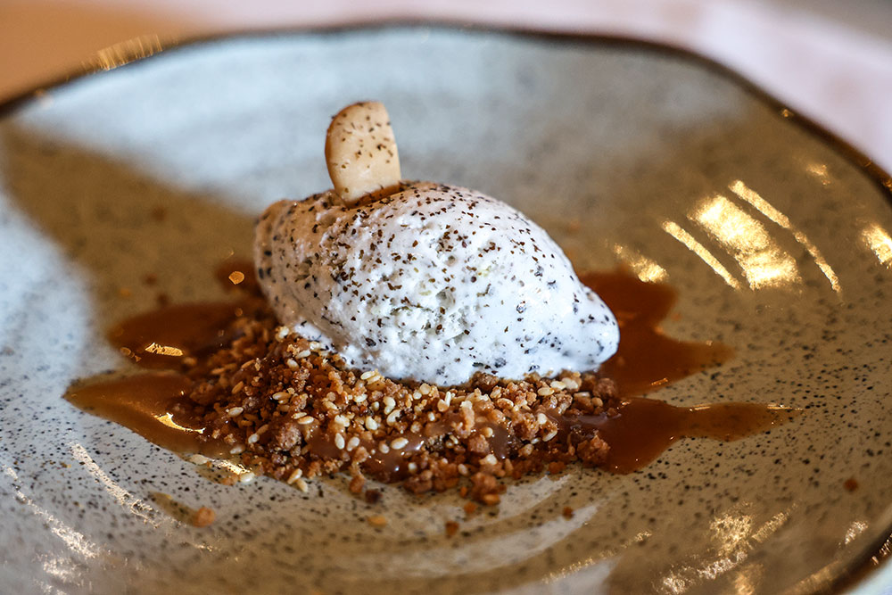 Para sobremesa foi servido “texturas doces do mar – caramelo salgado, gelado de algas e crocante de sésamo”