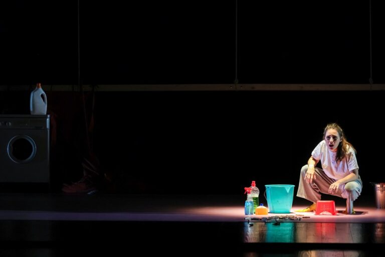 “Monólogo de uma mulher chamada Maria com a sua patroa”