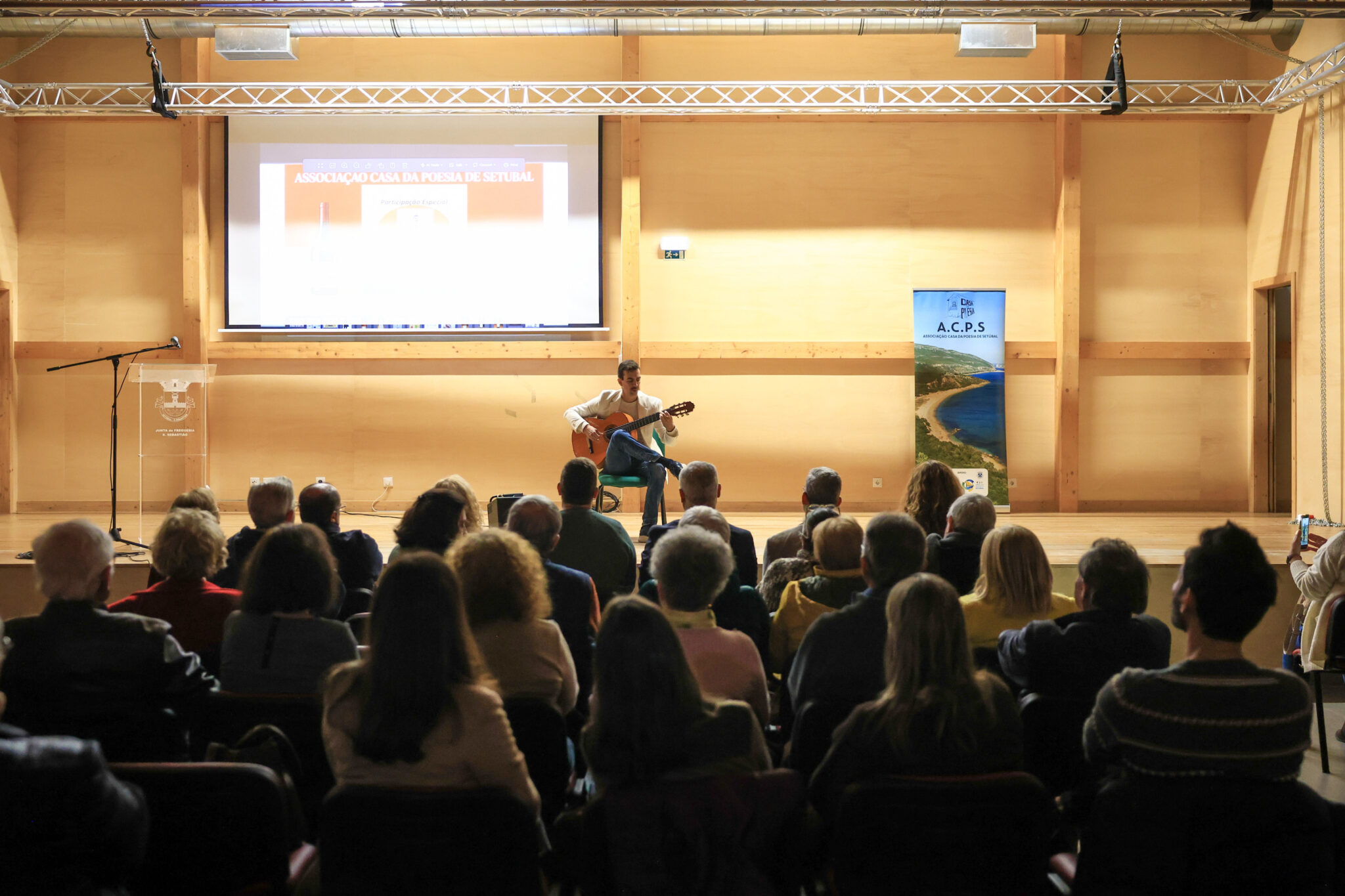 Declamação de poesia e música pelo guitarrista Marco Alonso