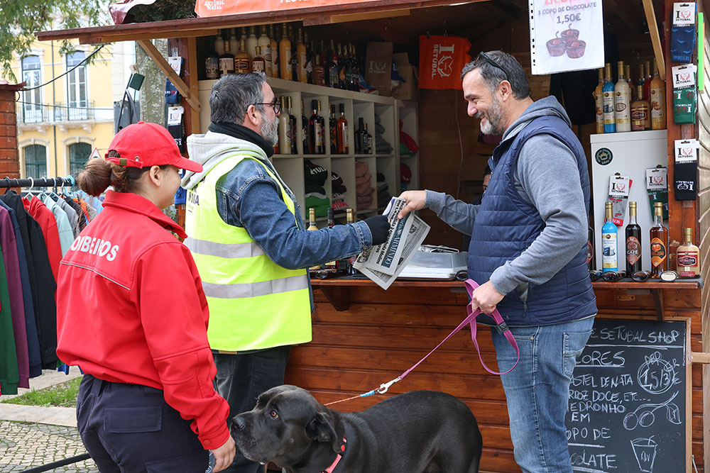 Os participantes venderam antecipadamente a edição de segunda-feira nas ruas da baixa comercial da cidade e em locais públicos