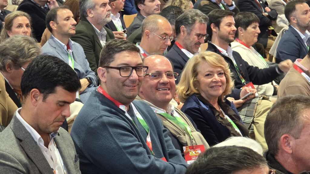 A presidente da autarquia, Maria das Dores Meira, com o presidente da Assembleia Municipal de Setúbal, Paulo Lopes, e o presidente da Junta de Freguesia de São Sebastião, Bruno Frazão