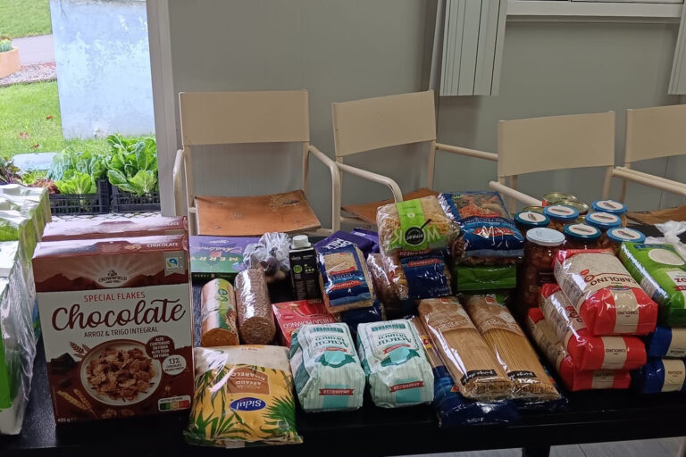 Os utilizadores das hortas comunitárias angariaram alimentos e produtos de higiene para pessoas em situação vulnerável