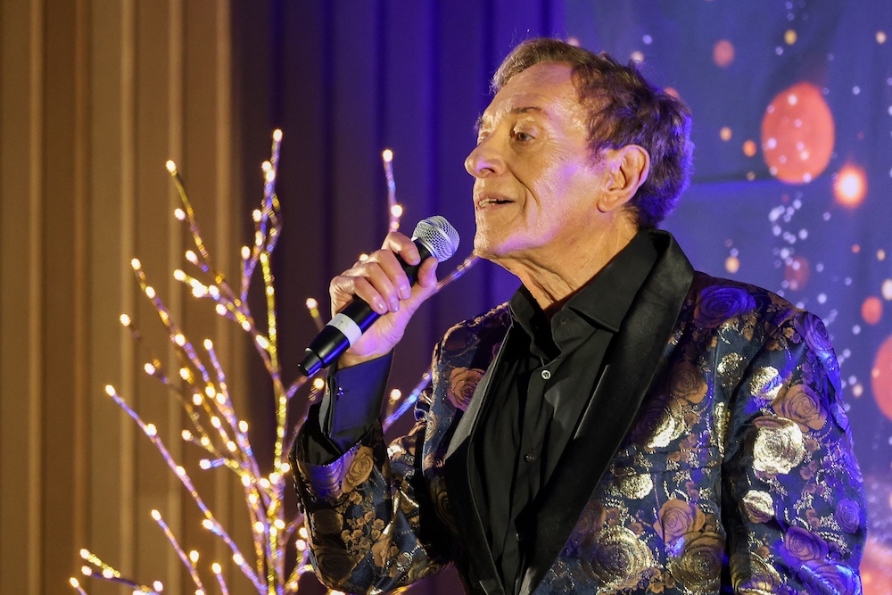 Atuação musical de António Calvário que animou os participantes da Festa de Natal Sénior