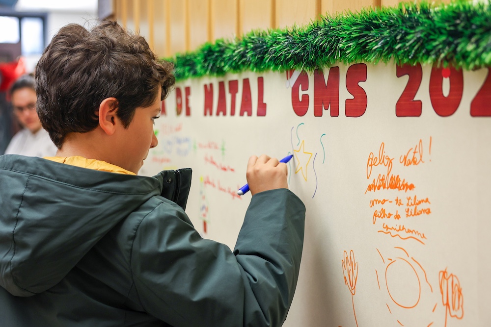 O foyer do Fórum Municipal Luísa Todi recebeu a Festa de Natal com várias atividades para as crianças