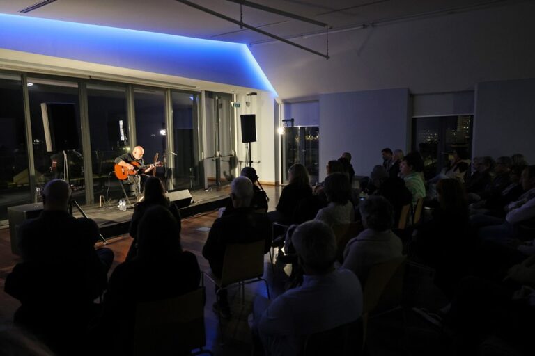 O Guitarras ao Alto é uma iniciativa que cruza talentos nacionais e internacionais no universo da música de guitarra