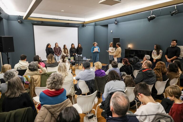 A obra foi concebida a partir de testemunhos de população sénior