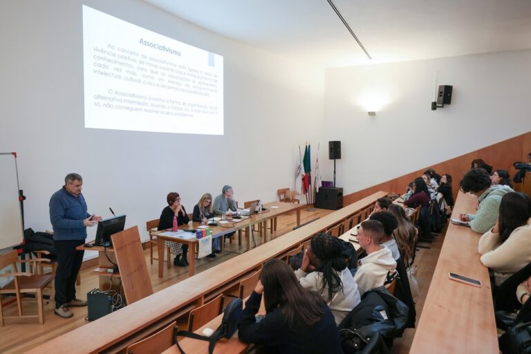 Sessão do seminário com participantes a acompanhar a exposição sobre o papel do associativismo na intervenção comunitária