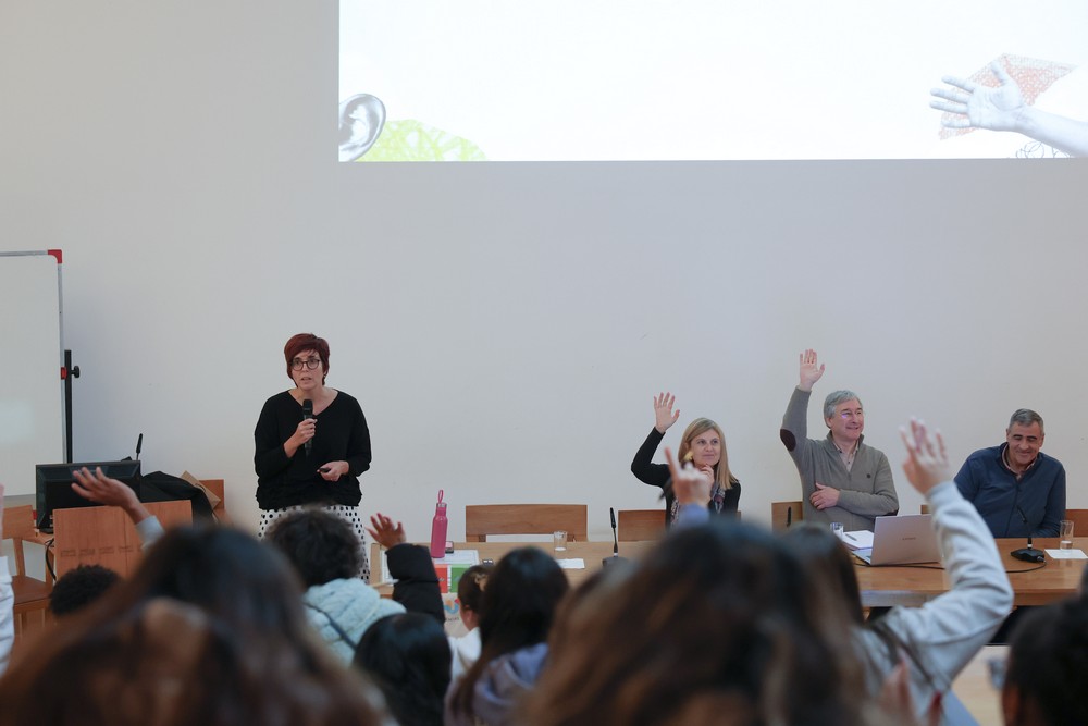 Momento de interação entre oradores e participantes, durante a reflexão conjunta sobre a importância da intervenção sociocultural e da participação comunitária