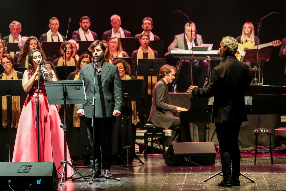 O tenor João Mendoza atuou no concerto do Coral Luísa Todi