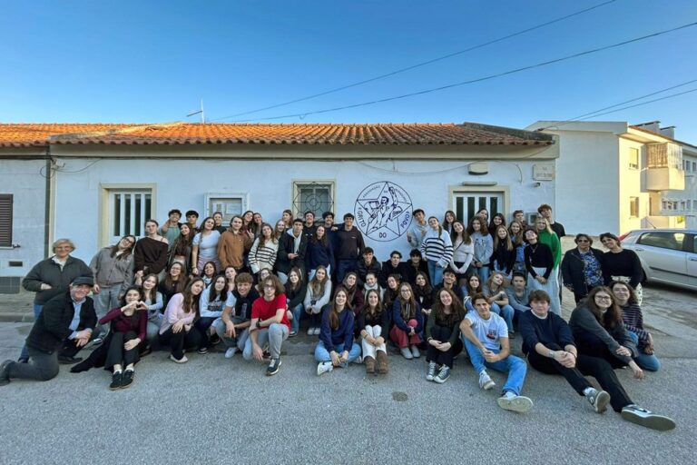 A visita juntou 38 alunos portugueses a 28 de outras oito nacionalidades, em representação de dez escolas europeias