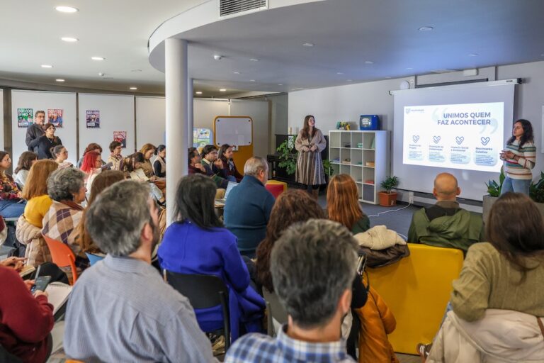 Público assiste à explicação das novas funcionalidades da plataforma municipal de voluntariado, durante a sessão de lançamento