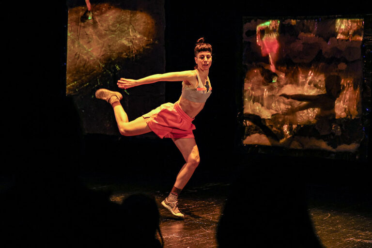 Esta criação dá continuidade ao trabalho anterior da coreógrafa setubalense Rita Vilhena, “Raio de Ti / Multirising the Other in I (2023)”