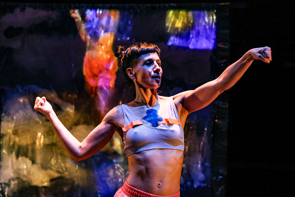 A experiência é reforçada por sonoplastia original, vídeo projeção e dispositivos tecnológicos interativos