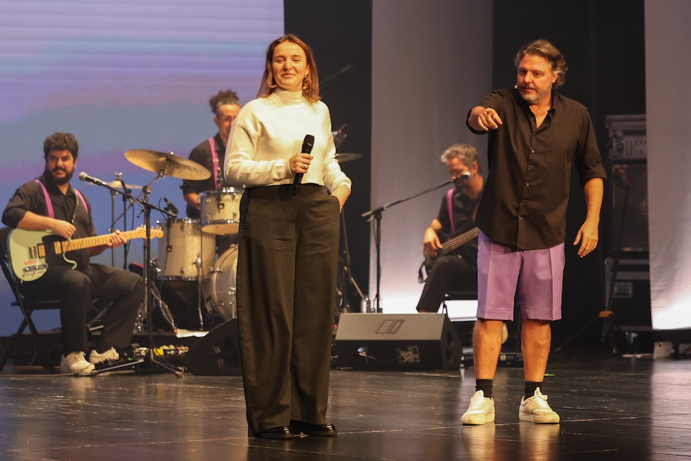 O trio chamou vários espetadores ao palco para entrevistas informais que serviram de ponto de partida à criação dos improvisos