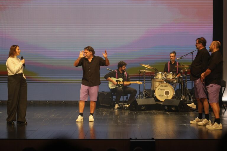 Projeto de comédia improvisada protagonizado por César Mourão, Carlos M. Cunha e Gustavo Miranda