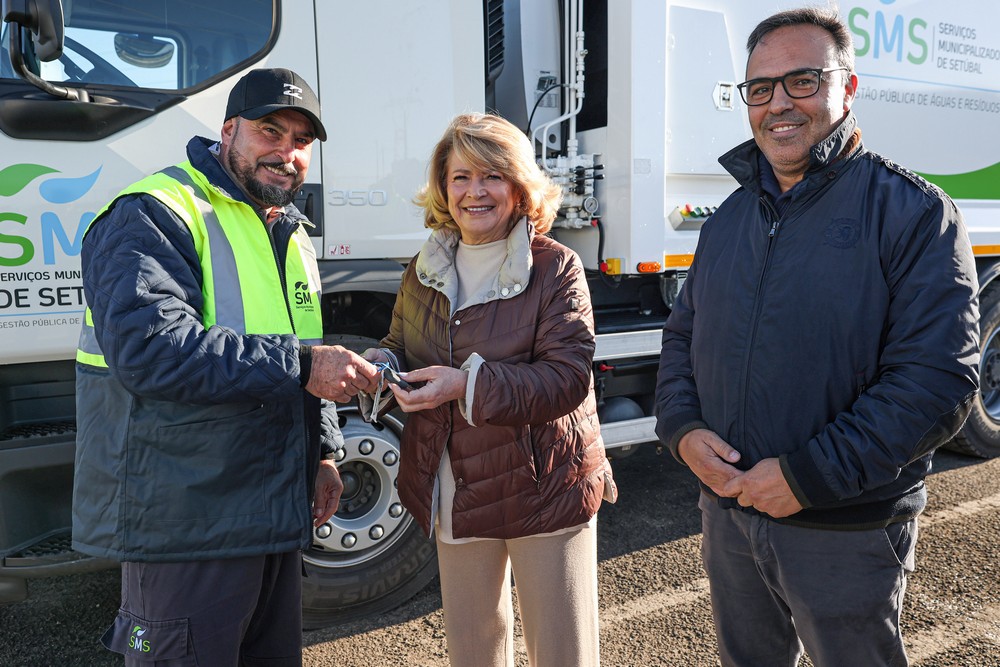 A presidente do Conselho de Administração dos SMS e do município de Setúbal, Maria das Dores Meira, entregou a chave da primeira viatura no Parque Municipal de Poçoilos