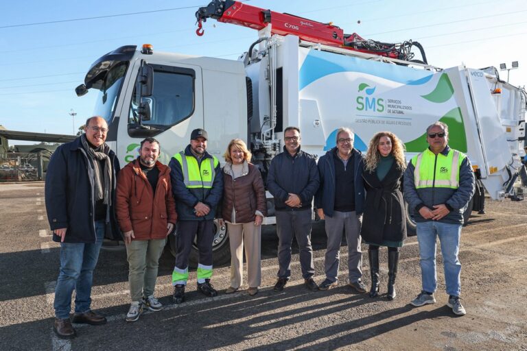Maria das Dores Meira esteve acompanhada dos dois vogais deste órgão, Bruno Russo, vereador no município com pelouros que incluem o Ambiente e Serviços Urbanos, e José Rodrigues Alexandre