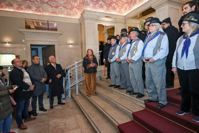 Os grupos corais alentejanos Amigos do Independente, acompanhados da TASCA - Tuna Académica de Setúbal Cidade Amada, e Os Amigos dos Sadinos cumpriram a tradição de cantar as janeiras na Câmara Municipal de Setúbal