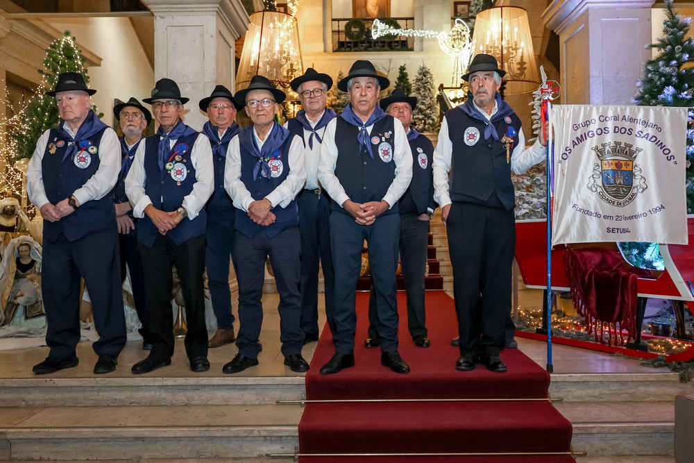 Os grupos corais alentejanos Amigos do Independente, acompanhados da TASCA - Tuna Académica de Setúbal Cidade Amada, e Os Amigos dos Sadinos cumpriram a tradição de cantar as janeiras na Câmara Municipal de Setúbal