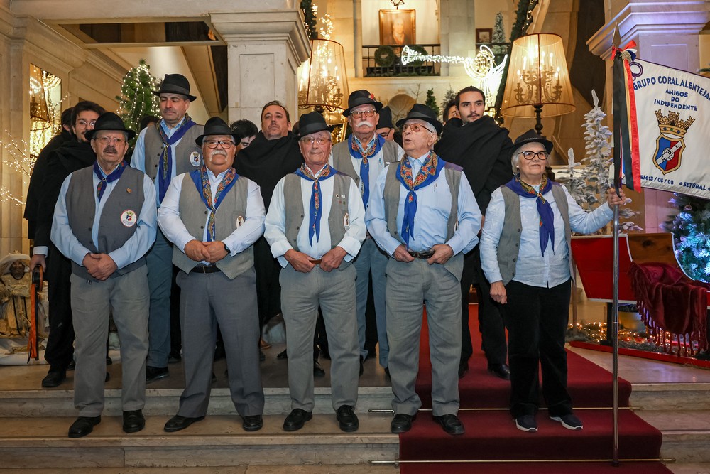 Os grupos corais alentejanos Amigos do Independente, acompanhados da TASCA - Tuna Académica de Setúbal Cidade Amada, e Os Amigos dos Sadinos cumpriram a tradição de cantar as janeiras na Câmara Municipal de Setúbal