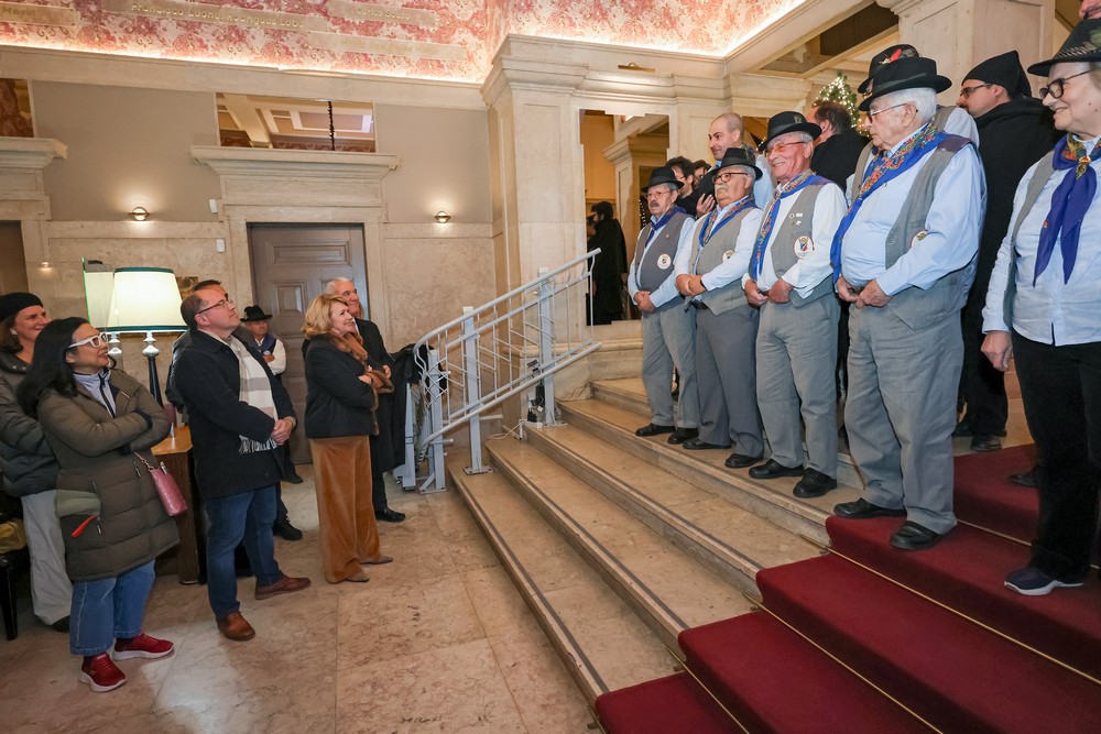 Os grupos corais alentejanos Amigos do Independente, acompanhados da TASCA - Tuna Académica de Setúbal Cidade Amada, e Os Amigos dos Sadinos cumpriram a tradição de cantar as janeiras na Câmara Municipal de Setúbal