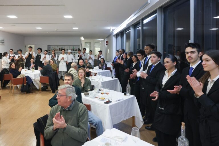 O jantar confecionado pelos alunos da Escola de Hotelaria e Turismo de Setúbal, contou com 35 participantes