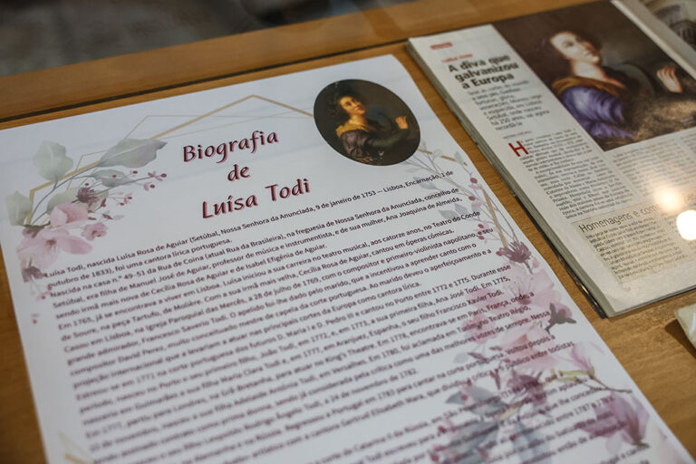 Texto biográfico de enquadramento que contextualiza o percurso artístico e pessoal da cantora