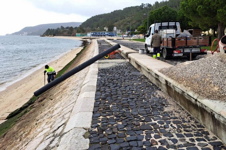 Obras de manutenção do muro na zona do Parque Urbano de Albarquel e da Praia da Saúde