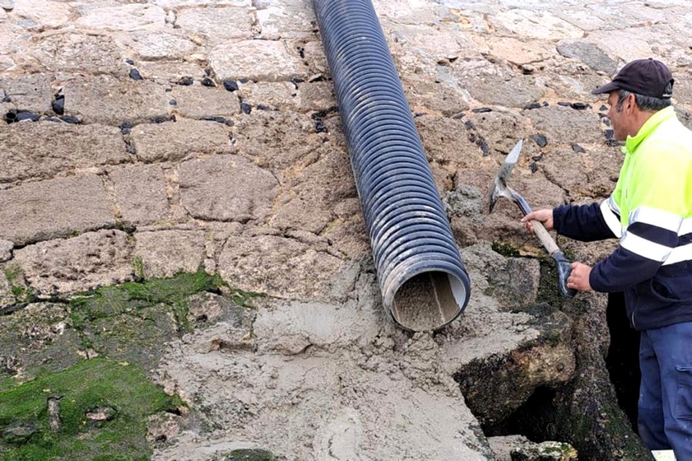 Obras de manutenção do muro na zona do Parque Urbano de Albarquel e da Praia da Saúde
