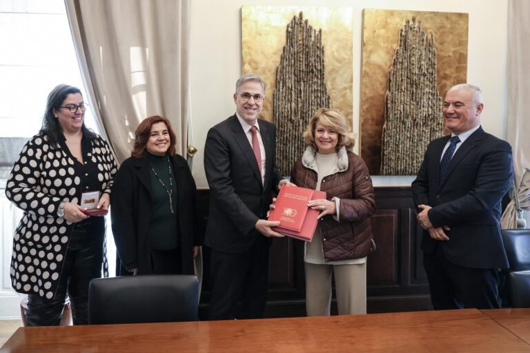 Maria das Dores Meira, acompanhada do vereador Paulo Maia, recebeu uma comitiva da Ordem dos Advogados liderada pelo bastonário João Massano