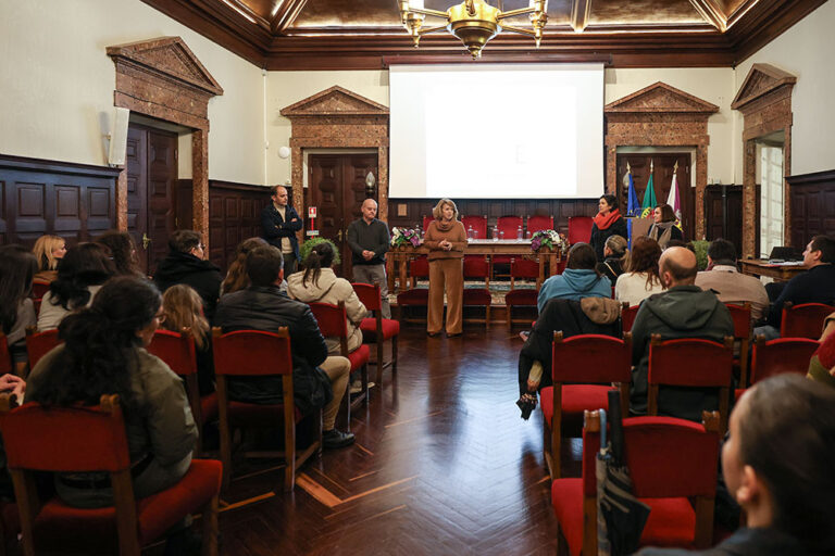 Maria das Dores Meira deu as boas-vindas aos representantes das diferentes associações de pais e encarregados de educação