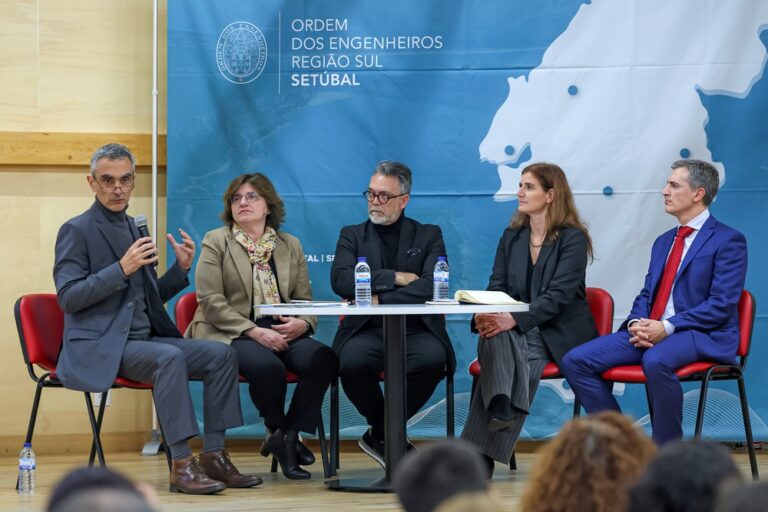 Mesa-redonda moderada por Pedro Sirgado, da Ordem dos Engenheiros, com intervenções de Simone Pio, da Águas de Santo André, Nuno Vitorino, da Associação Intermunicipal de Água da Região de Setúbal, Inês Diogo, da MadoquaPower2X, e Jorge Fernandes, da Repsol Polímeros