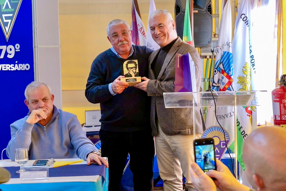 Depois de dar os parabéns ao CCS, o vereador Paulo Maia entregou ao presidente do clube, Carlos Cabedal, uma imagem de José Afonso